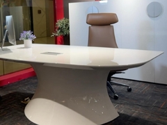 Bàn văn phòng được sơn màu tương lai